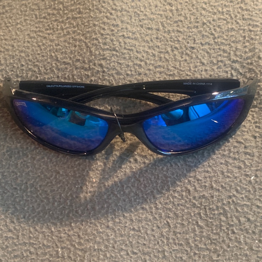 New in open package Calcutta OS1BM Sunglasses. Black. Polarized.
